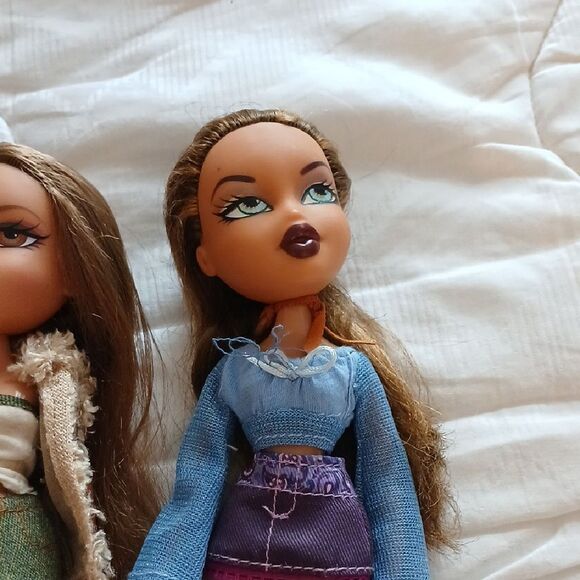 Bratz Dolls with Stylish Outfits - Picture 3 of 6